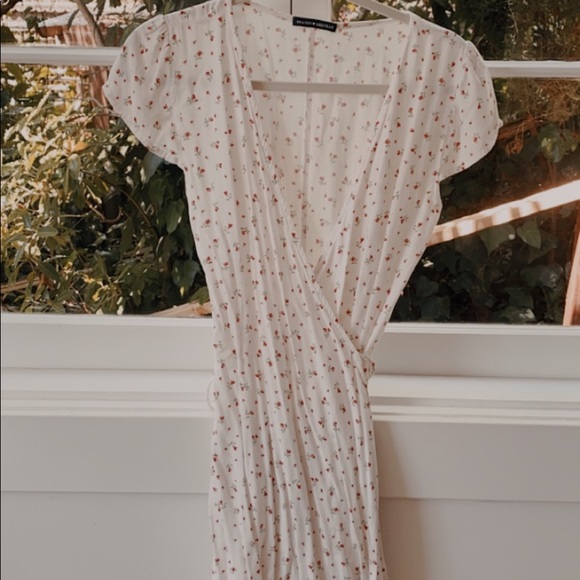 like new brandy melville wrap dress - Picture 2 of 5